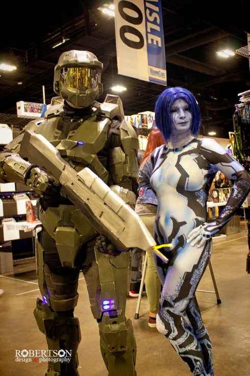 Halo cosplay with Master Chief (unknown) and Cortana by @accentkisses